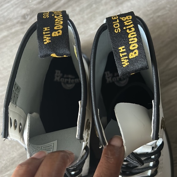 DR. MARTENS BOOTS SHOES SIZE 8 US L 7 US M BRAND NEW - Picture 7 of 7